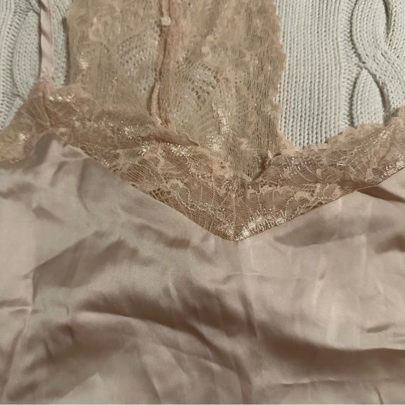 Maude Intimates Silky Lace Cami Slip Champagne Size M/L NWT - Picture 2 of 7